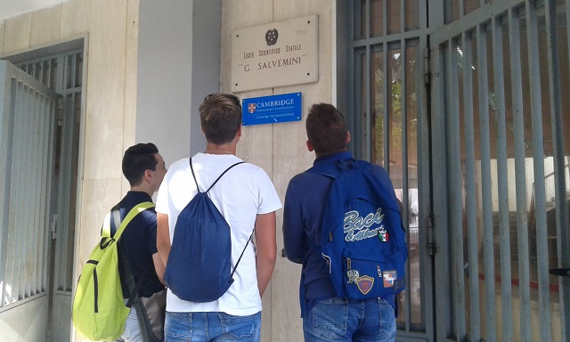 Foto ragazzi che guardano il vuoto